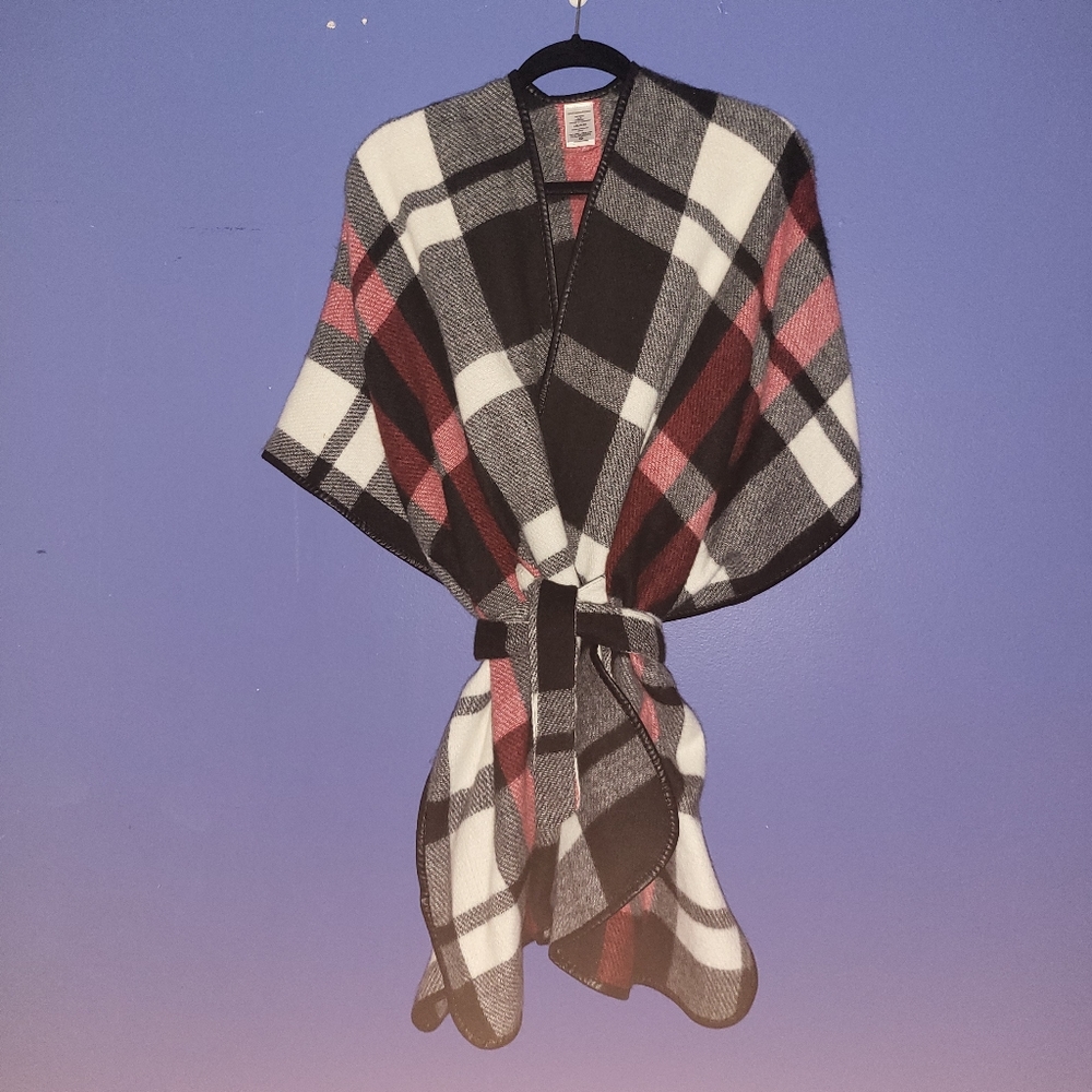 XL fleece wrap, worn once indoors.